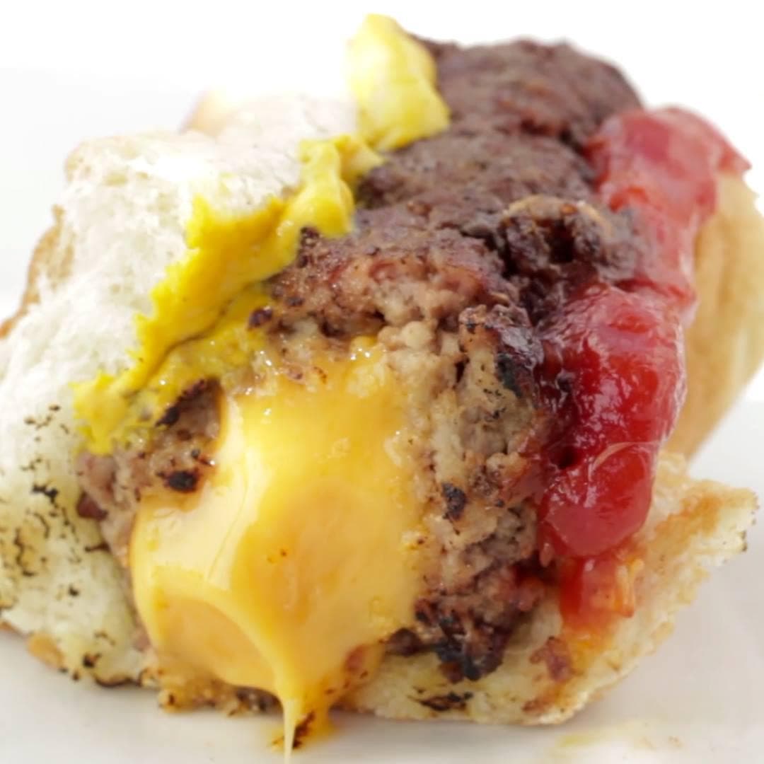 Mit Käse gefüllte Burger-Hotdogs