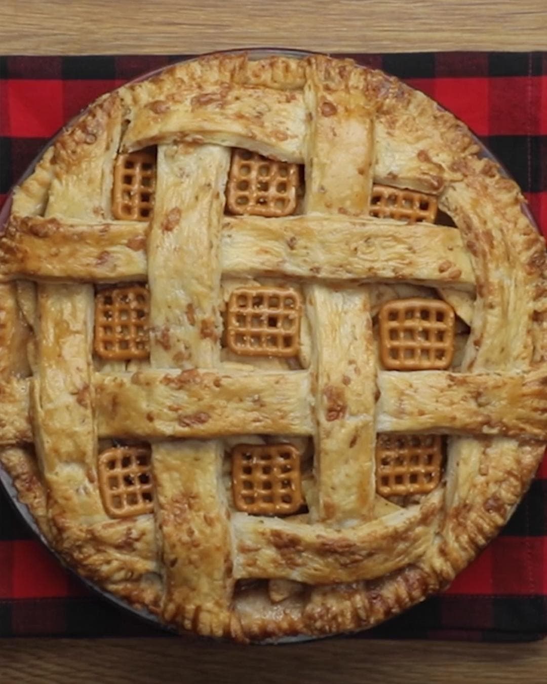 Torta di mele con pretzel e cheddar