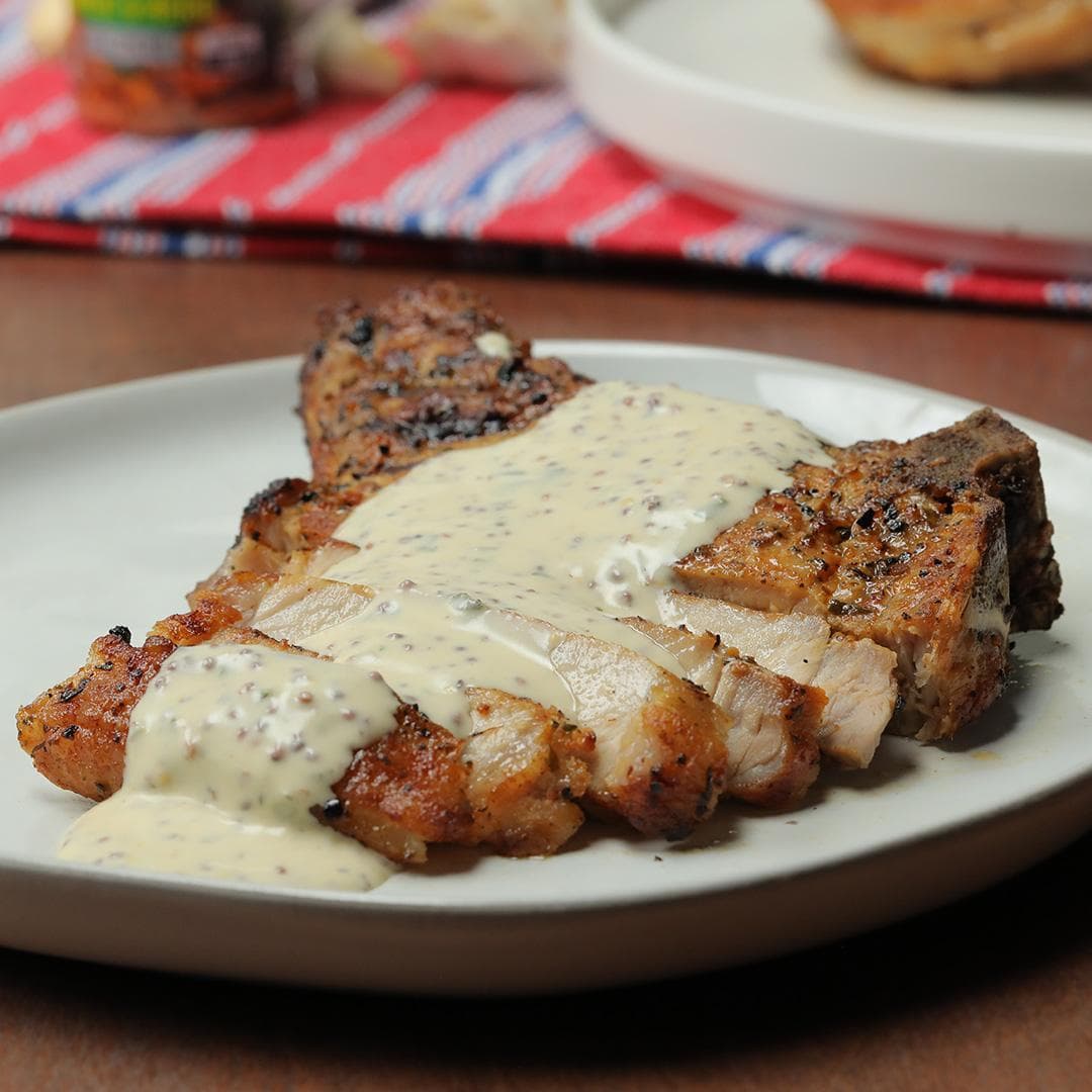 Grillet svinekotelet med cremet sennepssauce