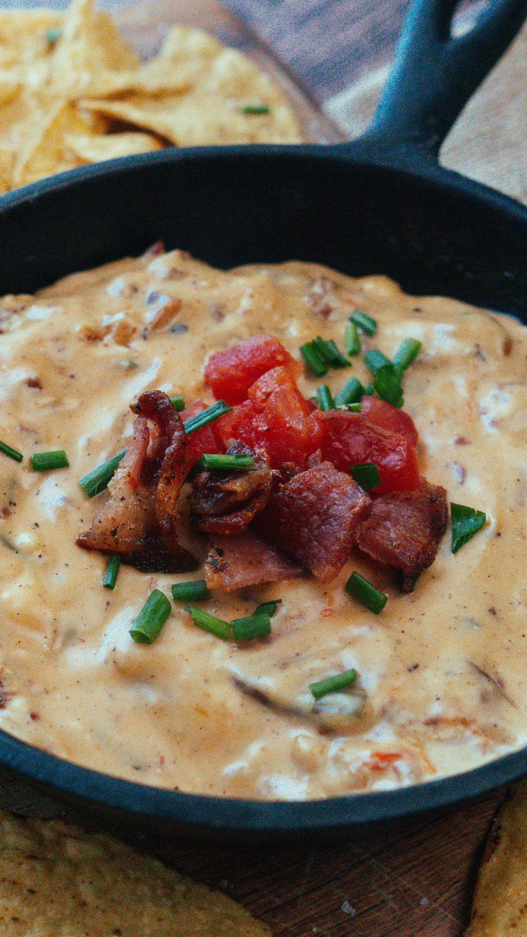 Queso s uzeným cheeseburgerem a slaninou