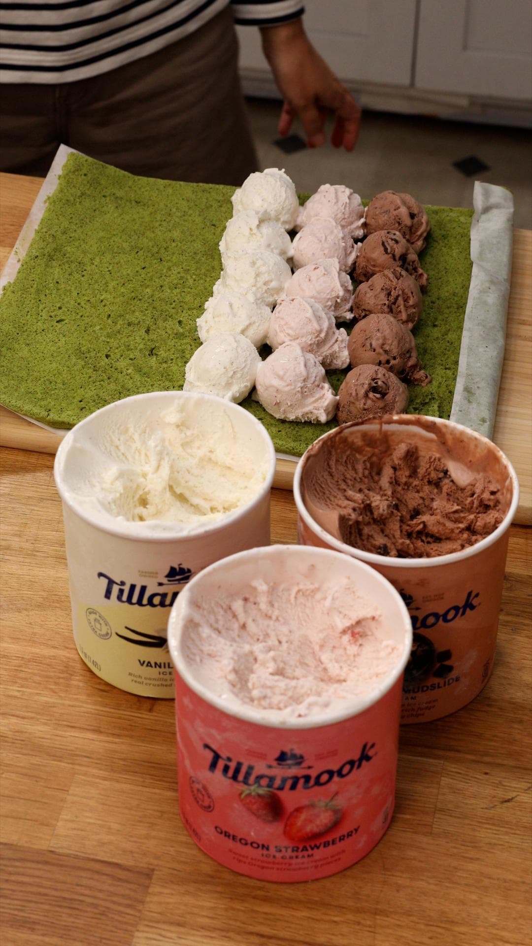 Matcha-Neapolitanische Eiscreme-Tortenrolle